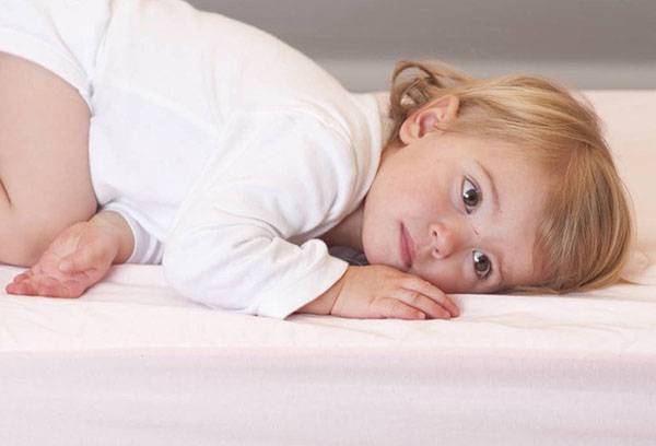 L'enfant est allongé sur le matelas