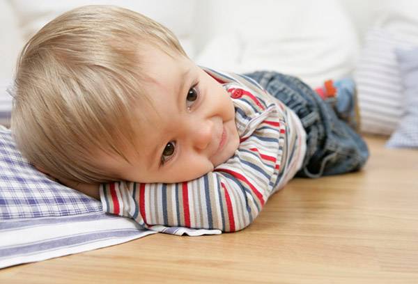 L'enfant est allongé sur le sol