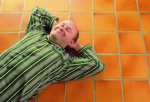 Homme qui dort sur le sol