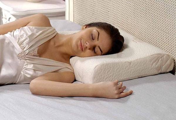 Dormir sur un oreiller orthopédique