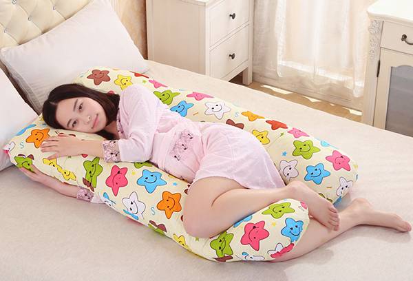 Fille avec un oreiller pour enceinte