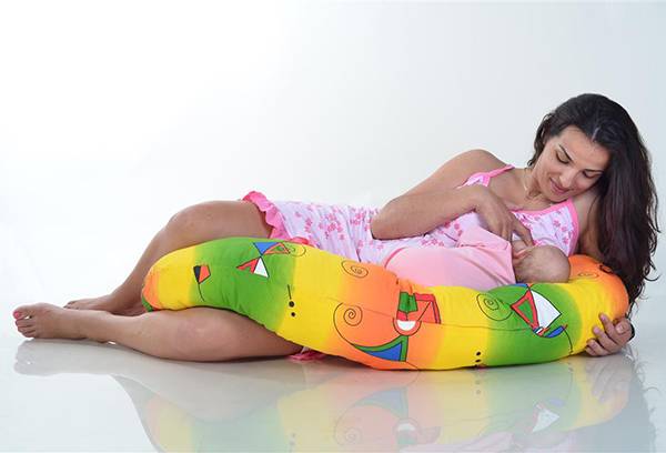 Nourrir le bébé sur un oreiller spécial