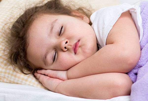 Fille de deux ans endormie