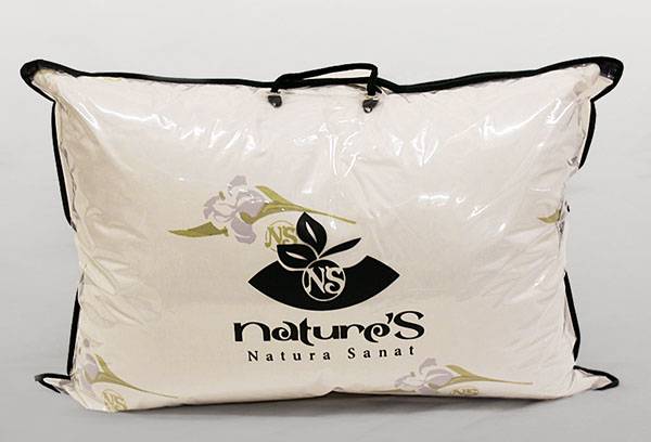 Oreiller dans une housse en plastique