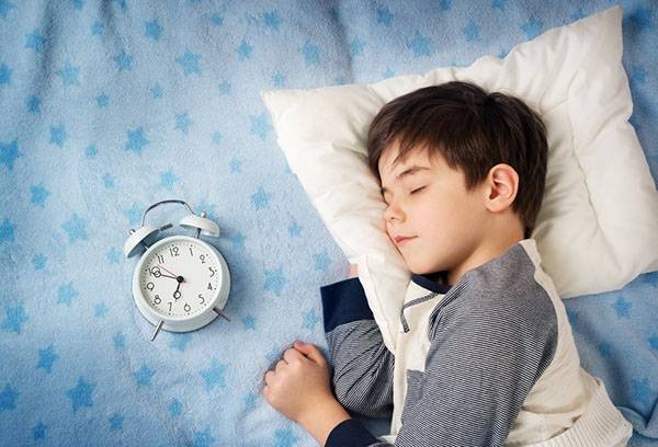 Bébé qui dort avec réveil