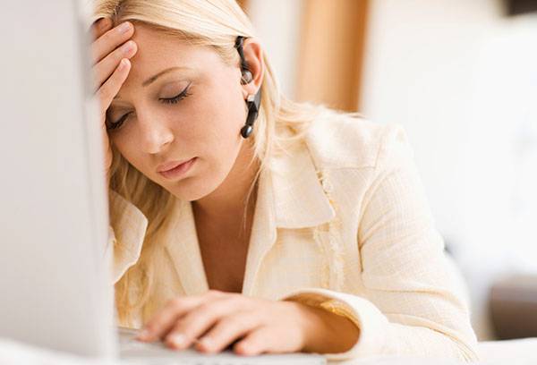 Fille assoupie au travail