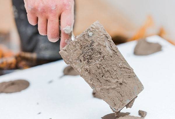 Application du mélange adhésif sur une feuille de mousse