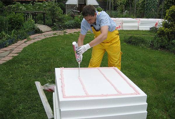 Application de colle sur une plaque de mousse