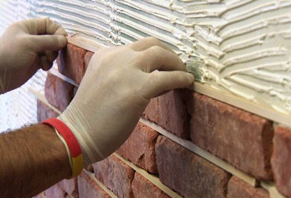 Plâtre sous une brique