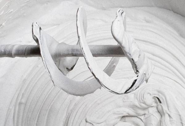 Mélanger le mélange de gypse avec un mélangeur de construction