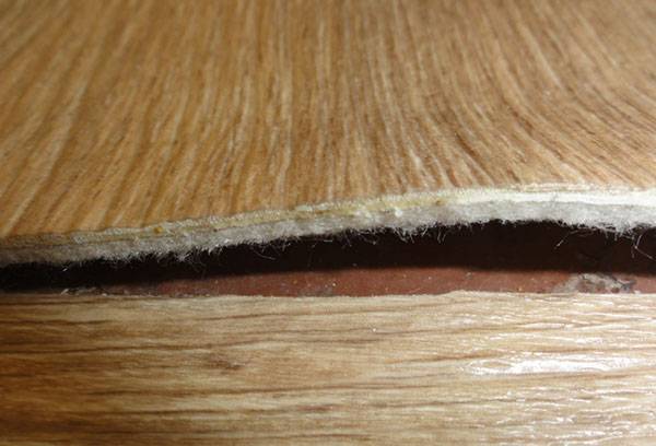 Le joint de linoléum s'est cassé