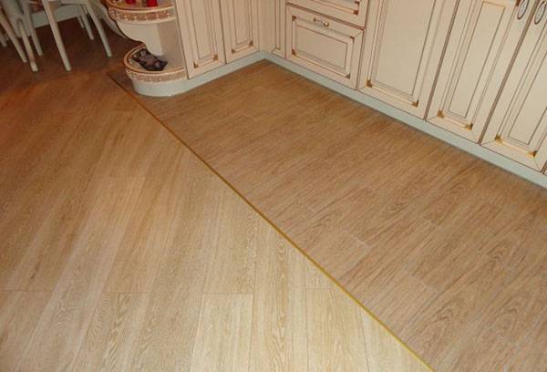 Ecrou métallique à la jonction du linoléum