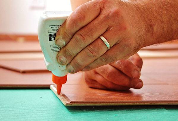 Application de colle sur le verrou stratifié