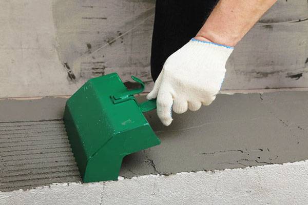 Travailler avec de la colle pour béton cellulaire