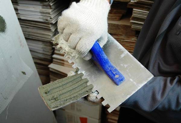 Application de colle à carrelage