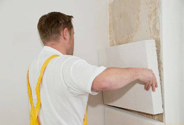 Installation de plaques de polystyrène expansé