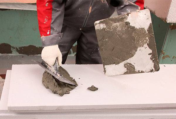 Application de colle sur une feuille de mousse