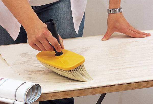 Application de colle sur le papier peint