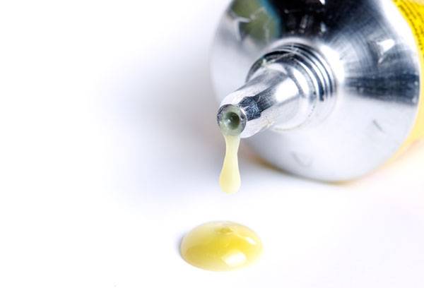 Une goutte de colle caoutchouc