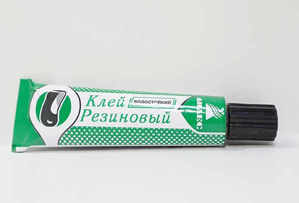 Tube de colle en caoutchouc