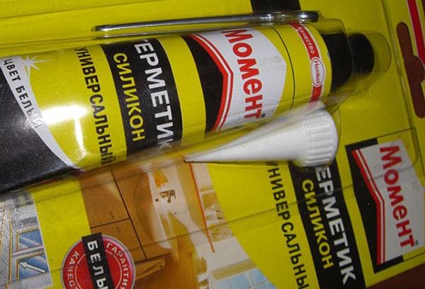 Moment de la colle de silicone