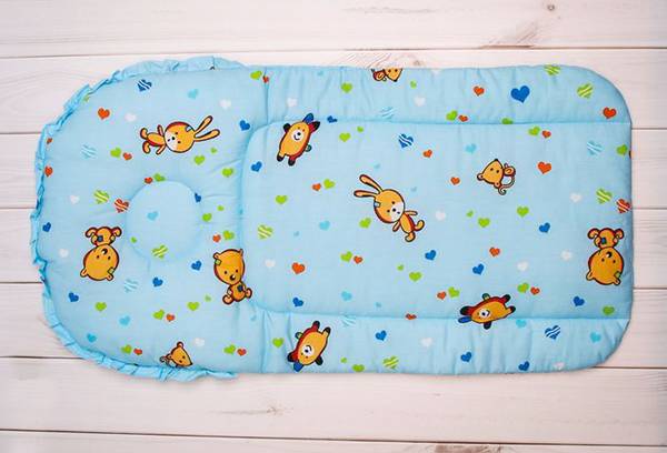 Matelas pour bébé dans une poussette