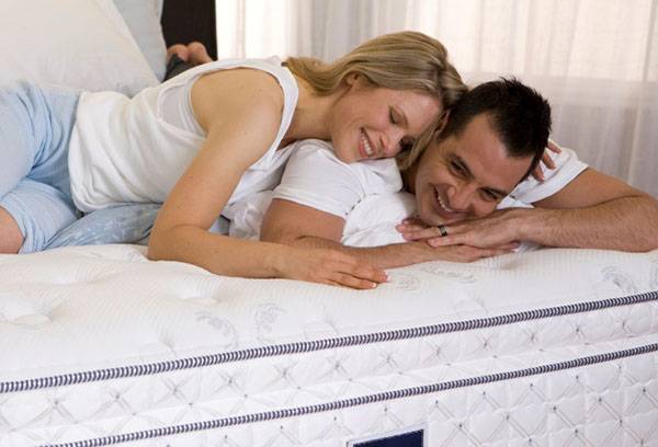 Couple sur un nouveau matelas