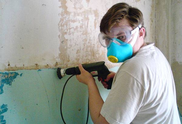 Enlever la vieille peinture du mur