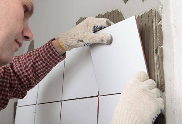 Montage de carreaux sur du plâtre