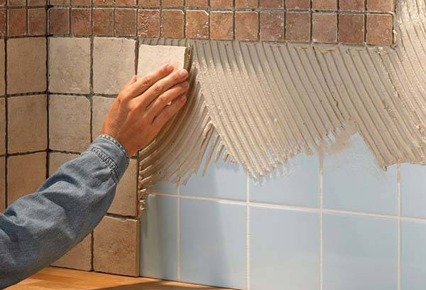 Poser des tuiles sur une vieille tuile