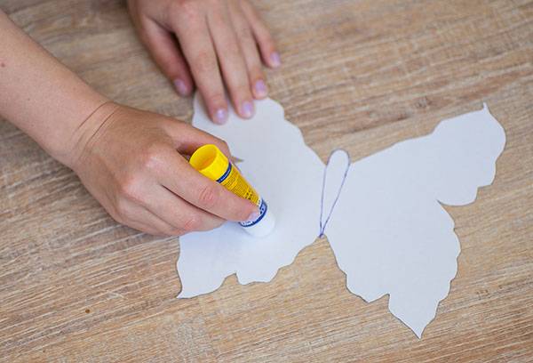 À l'aide d'un bâton de colle