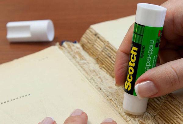 Restauration du livre avec de la colle de bureau