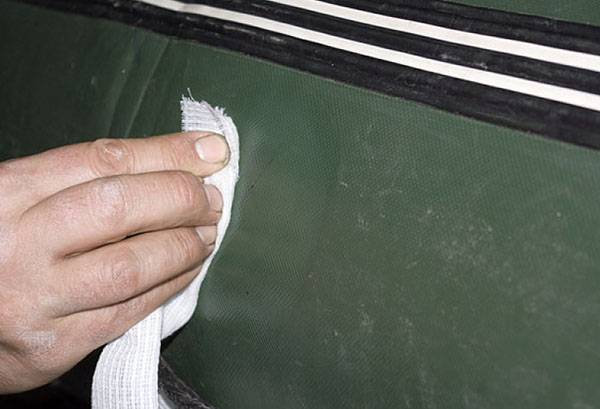 Réparer des trous sur un bateau en PVC