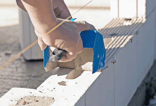 Application de colle sur des blocs de mousse