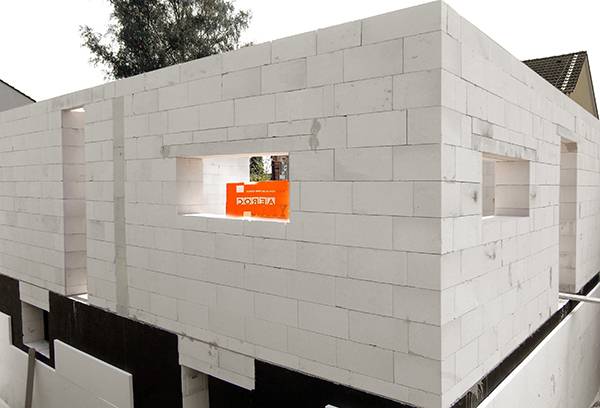 Maçonnerie en blocs de mousse sur colle