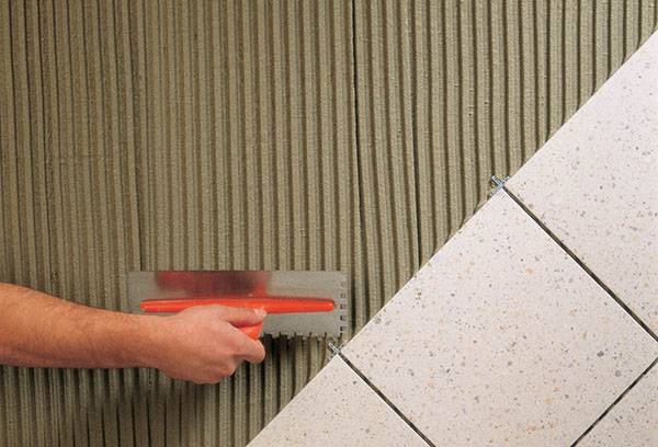 Poser des carreaux sur de la colle