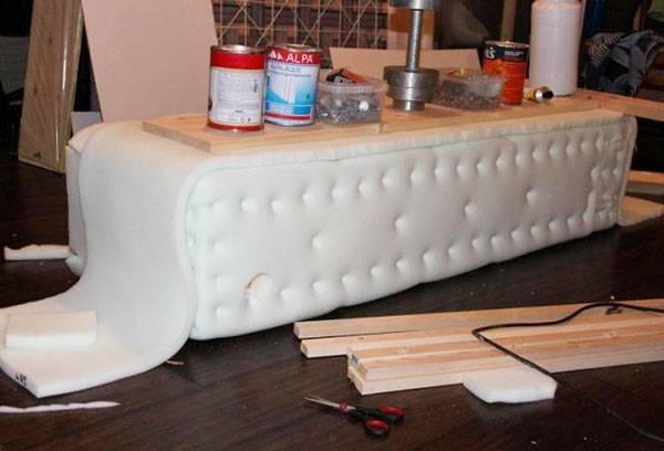 Coller une boîte avec de la mousse