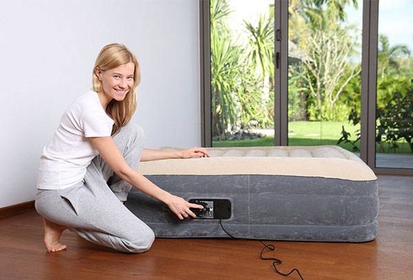 Fille gonfle un matelas pour dormir