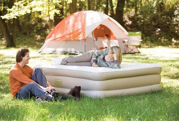 Matelas gonflable près de la tente
