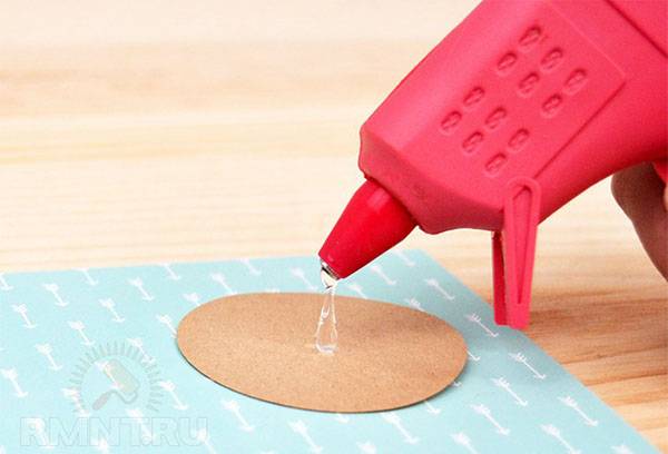 Collage de carton avec un pistolet thermique