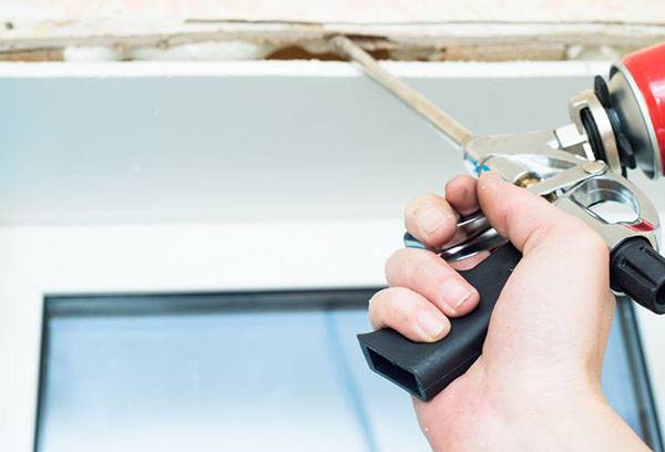 À l'aide d'un pistolet thermique dans la construction