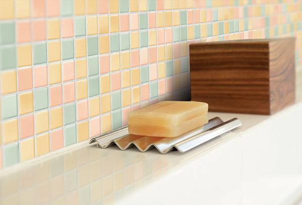 Papier peint autocollant dans la salle de bain