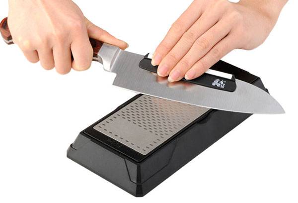 Aiguiser un couteau sur une barre de diamant