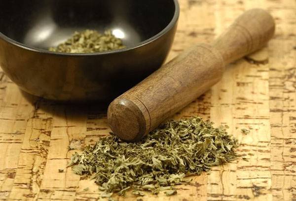 Battre des feuilles dans un mortier