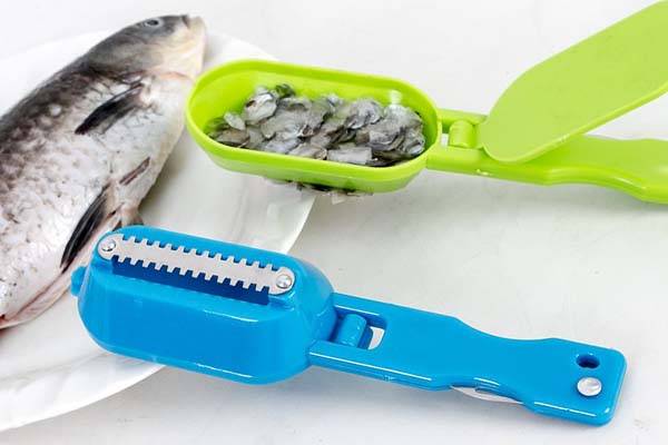 couteaux avec un conteneur pour le poisson