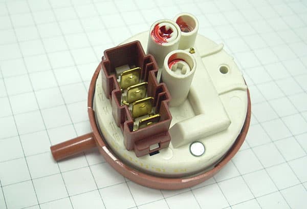 Pressostat de la machine à laver Indesit