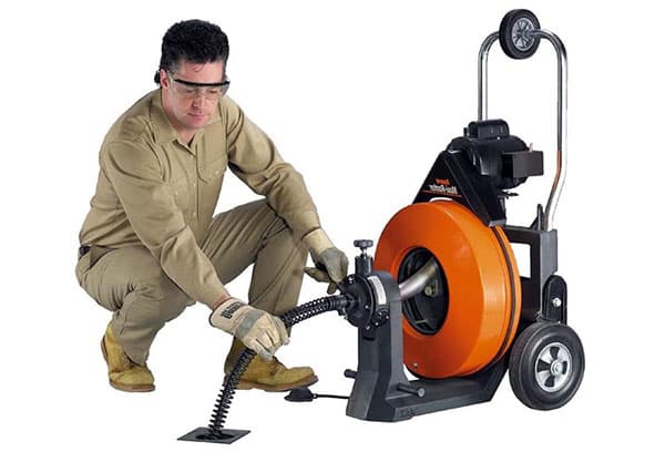 Travailleur avec une machine hydrodynamique