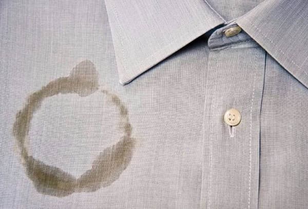 Tache de graisse sur la chemise