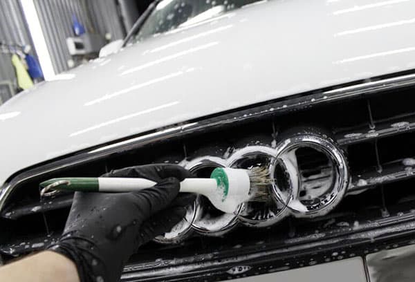 Nettoyage du capot des insectes