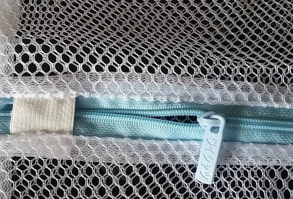 Fermeture à glissière sur le sac à linge